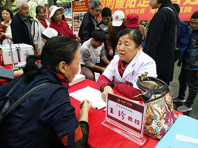 冬日暖阳行动，肤康义诊团队走进金牛岭公园